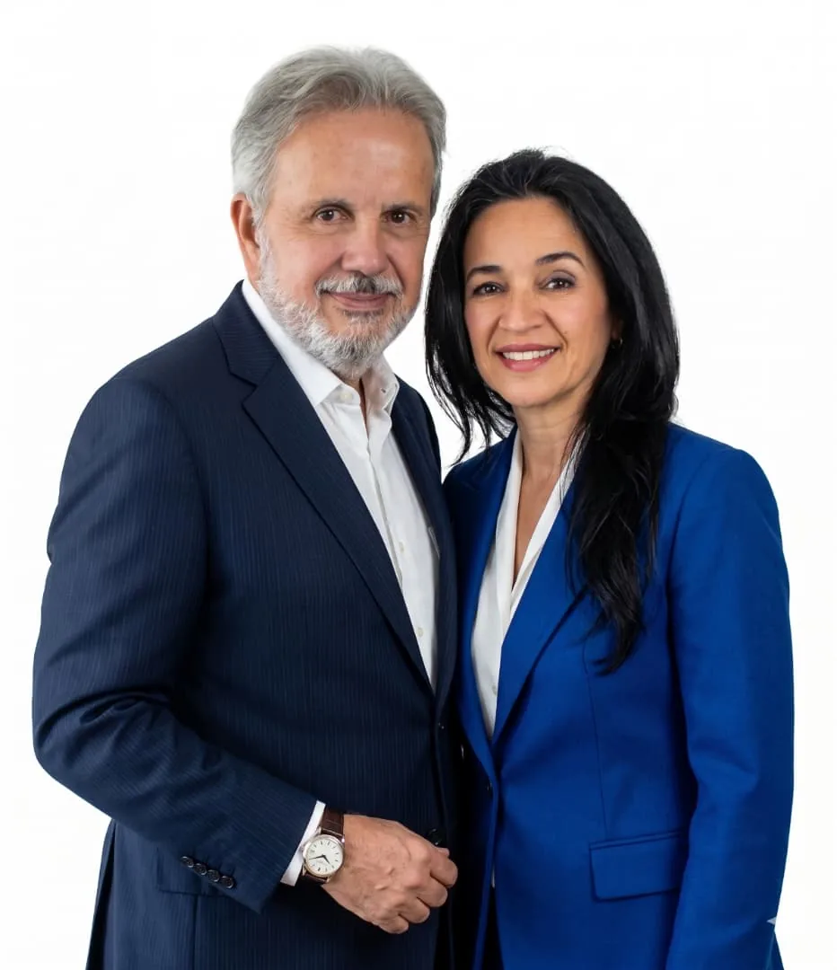 Eduardo Martí y Elizabeth Gudiño, su esposa y compañera, abrazados y sonriendo