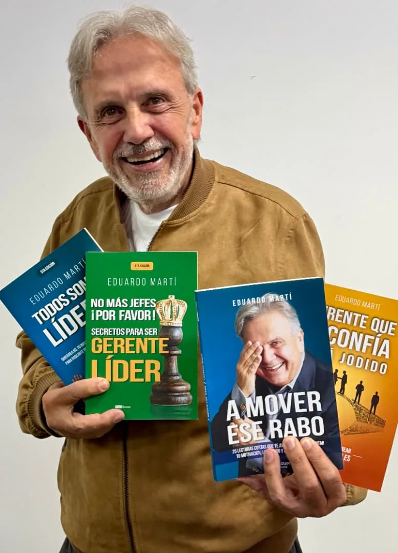 Eduardo Martí sonriendo con sus cuatro libros en las manos