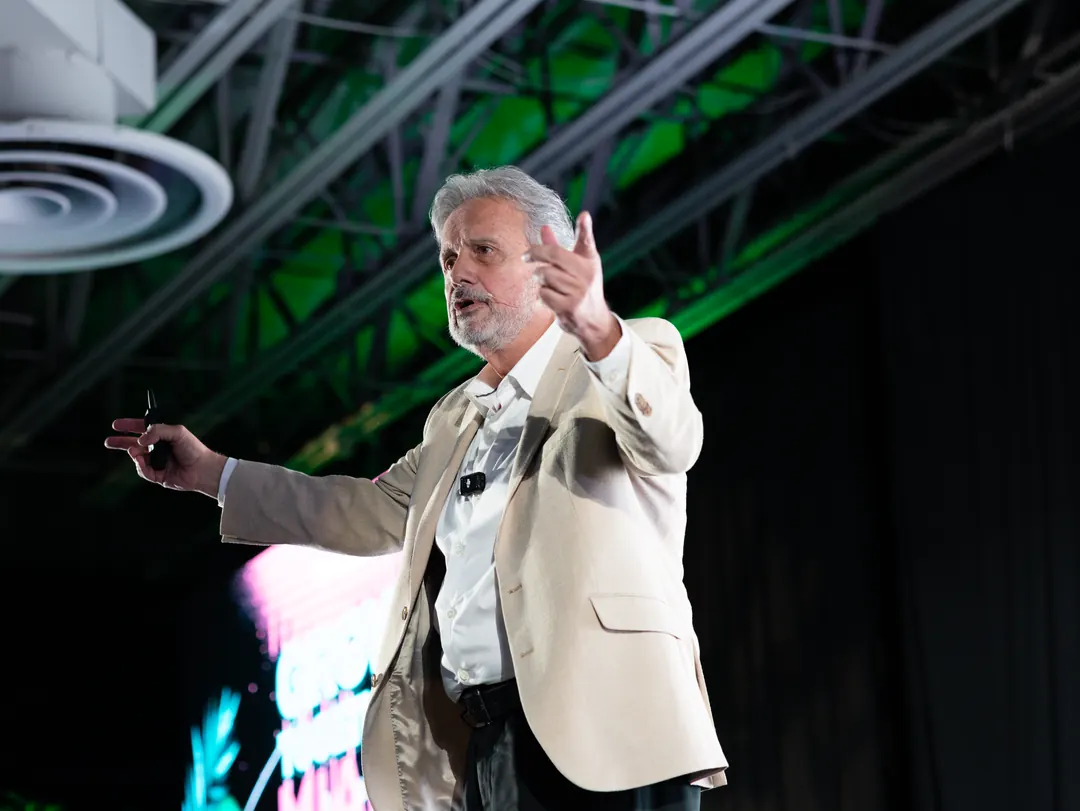 Eduardo Martí en el escenario, con luz verde y gesto amplio
