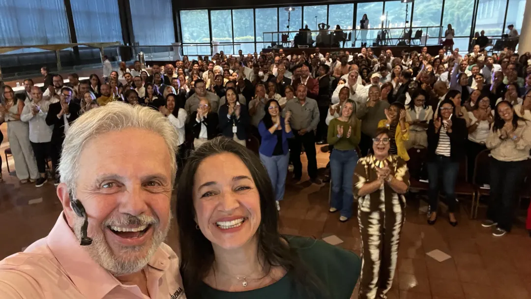 Eduardo Martí y Elizabeth Gudiño en un selfie con el auditorio detrás